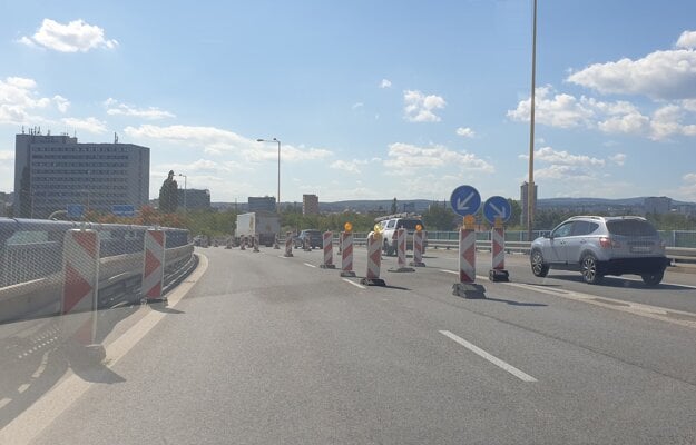 Krátko po oprave na moste sú na tom istom mieste opäť dopravné obmedzenia. (zdroj: J. K.)