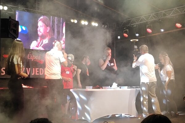 Súťaž v jedení chilli papričiek.