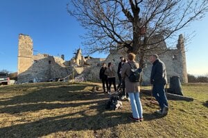 Študenti pri obhliadke a dokumentácii Oponického hradu.