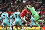 Martin Dúbravka v akcii v zápase Manchester United - Burnley FC. 