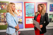 Ministerka kultúry Martina Šimkovičová (nom. SNS) a riaditeľka Medzinárodného domu umenia pre deti Bibiana Petra Flach počas otvorenia výstavy Príbeh ilustrácie v Bibiane 7. augusta.