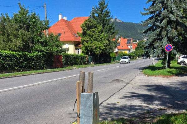 V mieste, kde druhý vodič začal odbáčať doľava a Pavol Gašpar ho v rovnakej chvíli predbiehal, sa začína úsek s plnou stredovou čiarou. V popredí pozostatok zničeného stĺpu verejného osvetlenia po nehode