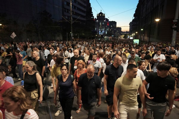 Protestujúci v uliciach Belehradu. 