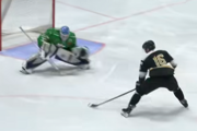 Dávid strieľa gól v zápase HC Nové Zámky - TEBS Bratislava
