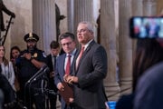 Predseda Snemovne reprezentantov Mike Johnson a predseda výboru pre dohľad Snemovne reprezentantov James Comer po neverejnom stretnutí s obeťami v rámci vyšetrovania prípadu sexuálneho obchodovania Jeffreyho Epsteina.