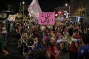 Ľudia sa v Jeruzaleme zúčastnili protestu, v ktorom žiadali okamžité prepustenie všetkých rukojemníkov zadržiavaných Hamasom a ukončenie vojny v Pásme Gazy.