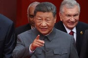 Čínsky prezident Si Ťin-pching sa ukazuje ako silný svetový líder. Čína však prirýchlo starne.