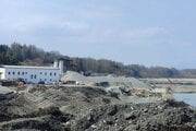 Betonáreň s dvoma zásobníkmi stojí v priestoroch štrkopieskov na Liptovskej Mare. 