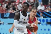 Dennis Schroder a Diogo Gameiro.