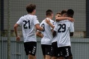 Futbalisti Lehoty pod Vtáčnikom sa tešia z gólu. 