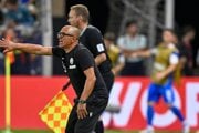 Francesco Calzona gestikuluje počas zápasu Slovensko - Nemecko v kvalifikácii na MS 2026.