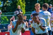 Radosť hráčov FC Petržalka po strelení gólu.