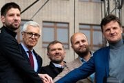 Predstavitelia opozičných strán. (Zľava) Michal Šimečka (PS), Ivan Korčok (PS), Viliam Karas (KDH), Jaroslav Naď (Demokrati), Alojz Hlina (SaS)