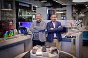 Martin (vľavo) a Dominik Hakulinovci vybudovali v Košiciach z malej predajne CDčiek veľkého predajcu počítačov.