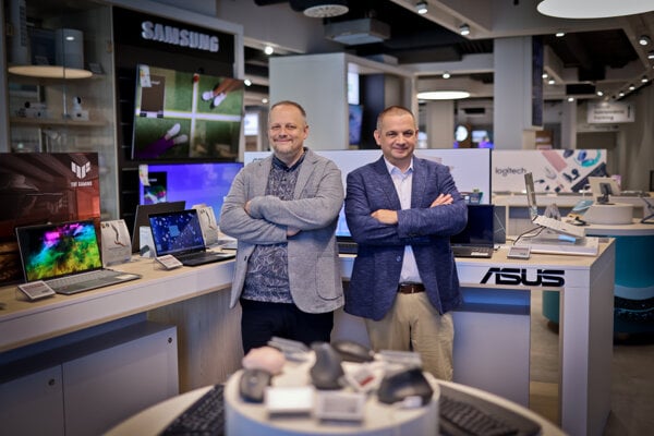 Martin (vľavo) a Dominik Hakulinovci vybudovali v Košiciach z malej predajne CDčiek veľkého predajcu počítačov.