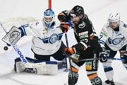 Hokejisti Nitry a Košíc počas finále Tipos extraligy v ročníku 2024/2025. 