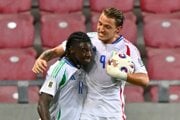 Futbalisti Talianska oslavujú gól. 