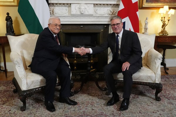 Britský premiér Keir Starmer s palestínskym prezidentom Mahmúdom Abbásom.