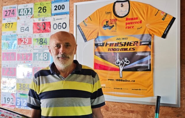 Pavol Grajciar s účastníckym tričkom 2000 míľ. (zdroj: archív P.G.)