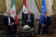 Egyptský minister zahraničných vecí Badr Abdelatty (v strede)sa  stretol so svojím iránskym kolegom Abbásom Araghčim (vľavo) a generálnym riaditeľom Medzinárodnej agentúry pre atómovú energiu Rafaelom Grossim.