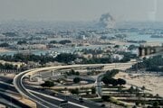 Na snímke dym stúpa po výbuchoch v dôsledku útoku izraelskej armády v katarskej Dauhe, ktorej cieľom bolo zasiahnuť vedúcich vyjednávačov palestínskeho hnutia Hamas v utorok 9. septembra 2025.