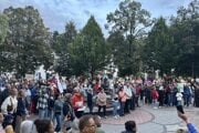 Zhromaždenie v Hýrošovom parku v Ružomberku. Protestovať prišli aj z Námestova. 