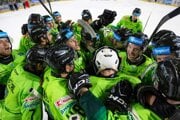 Hráči Žiliny sa radujú z víťazstva po zápase 3. kola hokejovej Tipsport ligy medzi Vlci Žilina - HC Prešov.