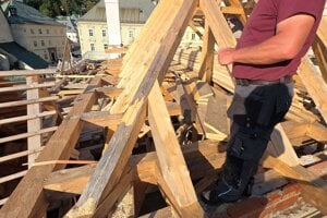 Náročné detaily spájania prvkov tradičnými tesárskymi spojmi vyžaduje sústredenú prácu skúsených tesárov.