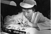 Montáž hodiniek Prim v roku 1965.