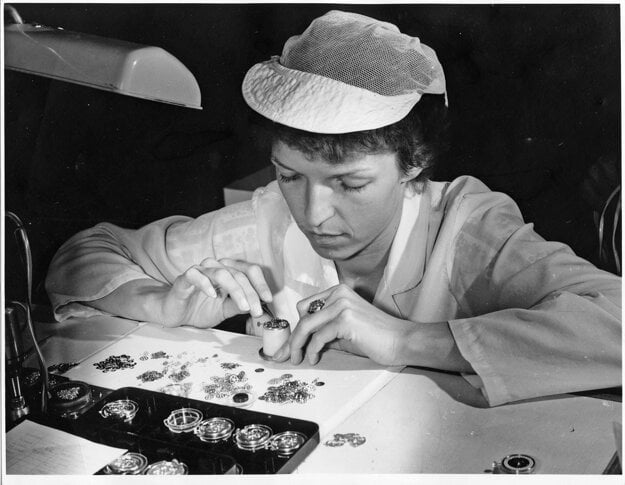 Montáž hodiniek Prim v roku 1965. (zdroj: Elton)