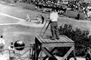 Momentka z bejzbalového zápasu, v ktorom 17. mája 1939 zdolali Princeton Tigers Columbiu Lions 2:1. Duel snímala jediná kamera na vyvýšenom drevenom pódiu a televízia NBC ho vysielala na experimentál