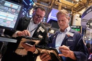 Pracovníci burzy na Wall Street.