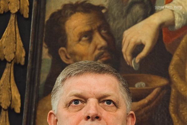 Fotograf Róbert Néméti zachytil premiéra Roberta Fica (Smer-SD), ktorý stojí pred ikonickým obrazom žobráka. Zvíťazil v kategórii Aktualita - samostatná fotografia. 