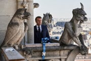 Francúzsky prezident Emmanuel Macron sa zúčastnil slávnostného otvorenia veží katedrály Notre Dame v Paríži.