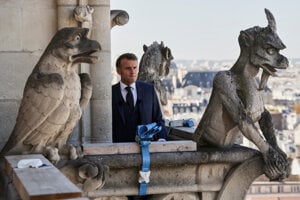 Francúzsky prezident Emmanuel Macron sa zúčastnil slávnostného otvorenia veží katedrály Notre Dame v Paríži.