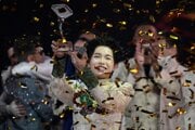 Vietnamský popový spevák Duc Phuc pózuje s trofejou.