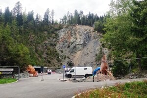 Vlajkový projekt kraja rok mešká. Drevení obri majú byť hotoví v októbri, leto nestihli