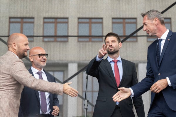Predsedovia opozičných strán Jaroslav Naď, Branislav Gröhling, Michal Šimečka a Milan Majerský.