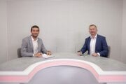 Zľava Jozef Mozol, moderátor diskusie a Roland Kyška, riaditeľ pre marketing a komunikáciu vo SWAN-e. 