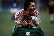 Antonín Panenka a brankár Jaroslav Netolička oslavujú výhru v zápase o bronz na ME 1980.