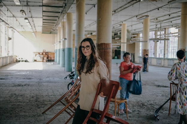 Katarína sa podieľa na prerábke priestorov vo Fabrike umenia. (zdroj: Studio Less/ Martin Guniš)
