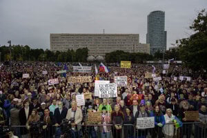 Protesty proti konsolidácii: Čas tejto vlády sa kráti, vyhlásil Majerský. Tak nehlasuj s Ficom, odkázal mu dav