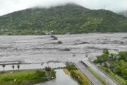 Fotografia z videa z 23. septembra 2025, je záberom z dronu, ktorý zobrazuje zostávajúce piliere mosta Mataian po jeho zrútení počas tajfúnu Supertajfún Ragasa, ktorý prechádzal vo východnom Taiwane.