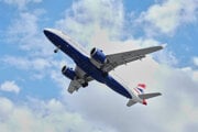 Lietadlo spoločnosti British Airways pristáva na londýnskom letisku Heathrow.
