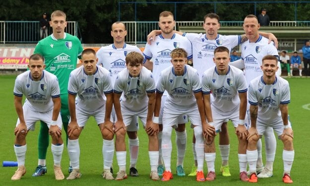 Gabčíkovo po ôsmich kolách tretej ligy stráca päť bodov na prvú Myjavu. V sobotu hrá na pôde Nových Zámkov. (zdroj: Facebook ŠK 1923 Gabčíkovo)