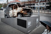 Symbolom kampane sa stala sanitka Oksana, ktorú slovenské dobrovoľníčky odviezli na Ukrajinu v novembri 2024, a ktorá bola v januári 2025 zničená ruským dronom.