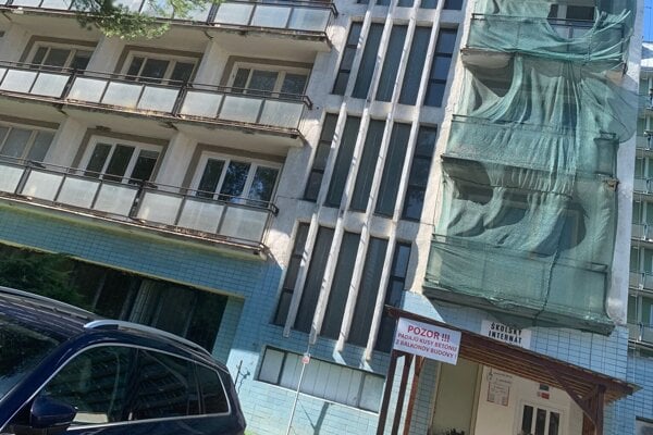 Starý školský internát v Tvrdošíne vyzerá zvonku odstrašujúco. 