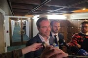 Poslanci Marek Krajčí a Rastislav Krátky z Hnutia Slovensko. Obaja hlasovali za vládnu novelu ústavy v rozpore s politikou vlastnej strany