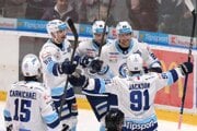 Radosť hráčov Nitry po góle v zápase 6. kola hokejovej Tipsport ligy medzi HK Nitra a HC Košice.
