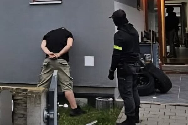 Muža zadržala polícia.